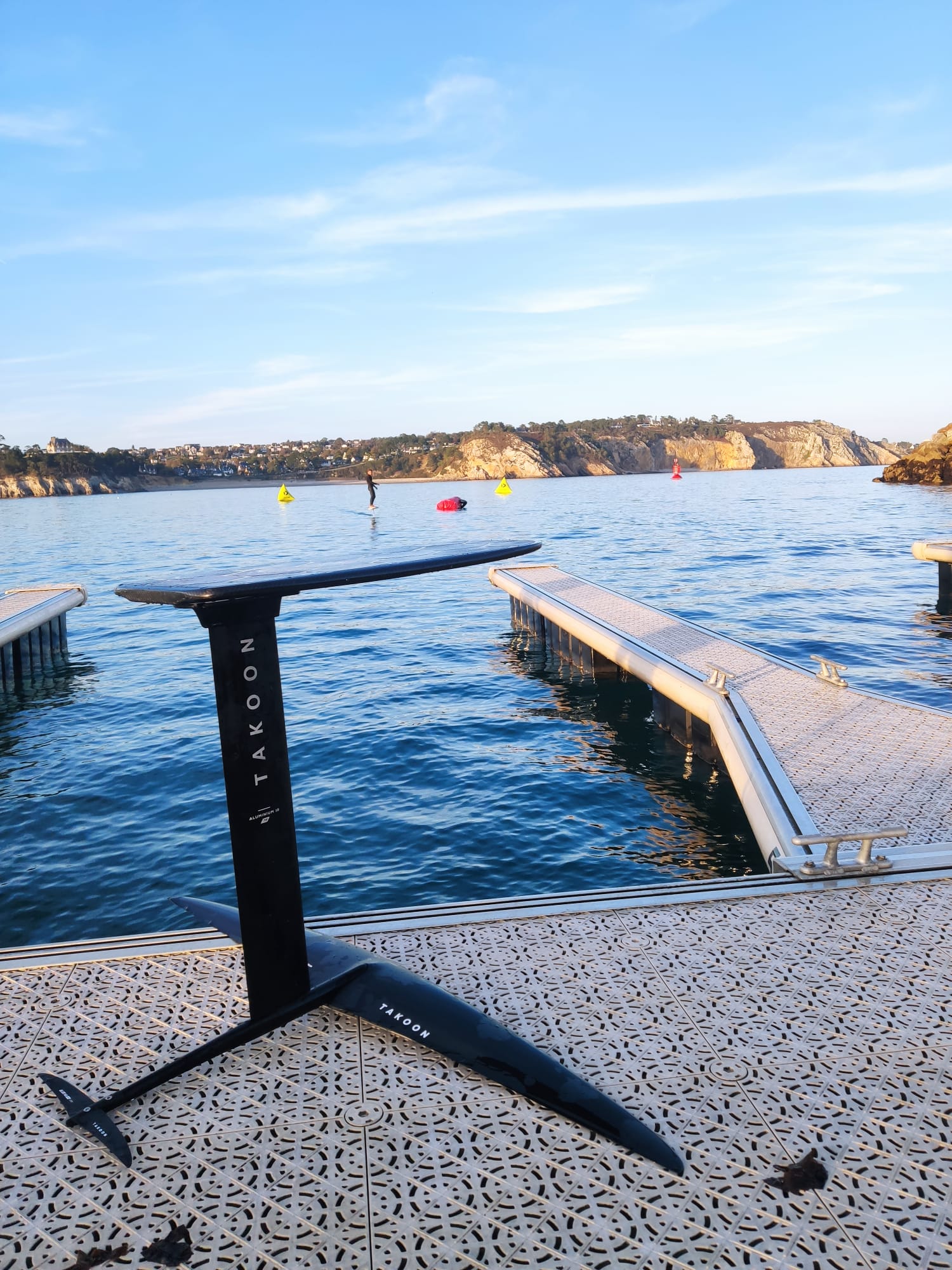 Ponton et plan d’eau pour la pratique du pumpfoil