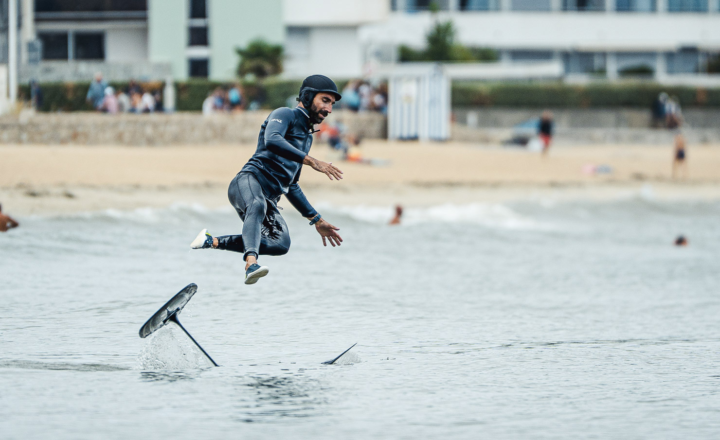 Rider en pumpfoil en mouvement